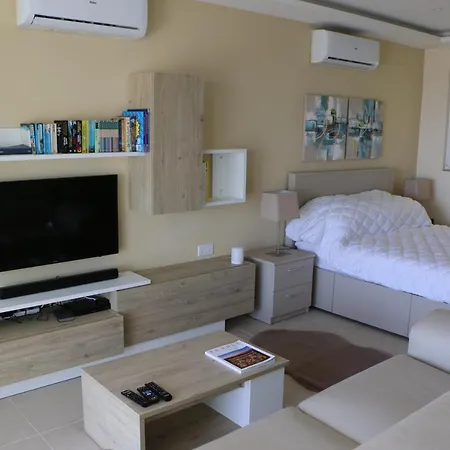 Wileg 4a Luxury With Shared Swimming Pool. Διαμέρισμα Qala