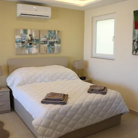 Διαμέρισμα Wileg 4a Luxury With Shared Swimming Pool. Qala