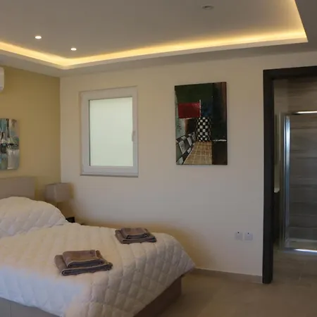 Wileg 4a Luxury With Shared Swimming Pool.