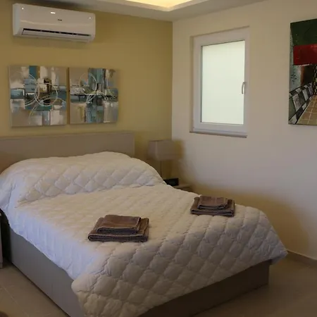 Wileg 4a Luxury With Shared Swimming Pool. Διαμέρισμα Qala
